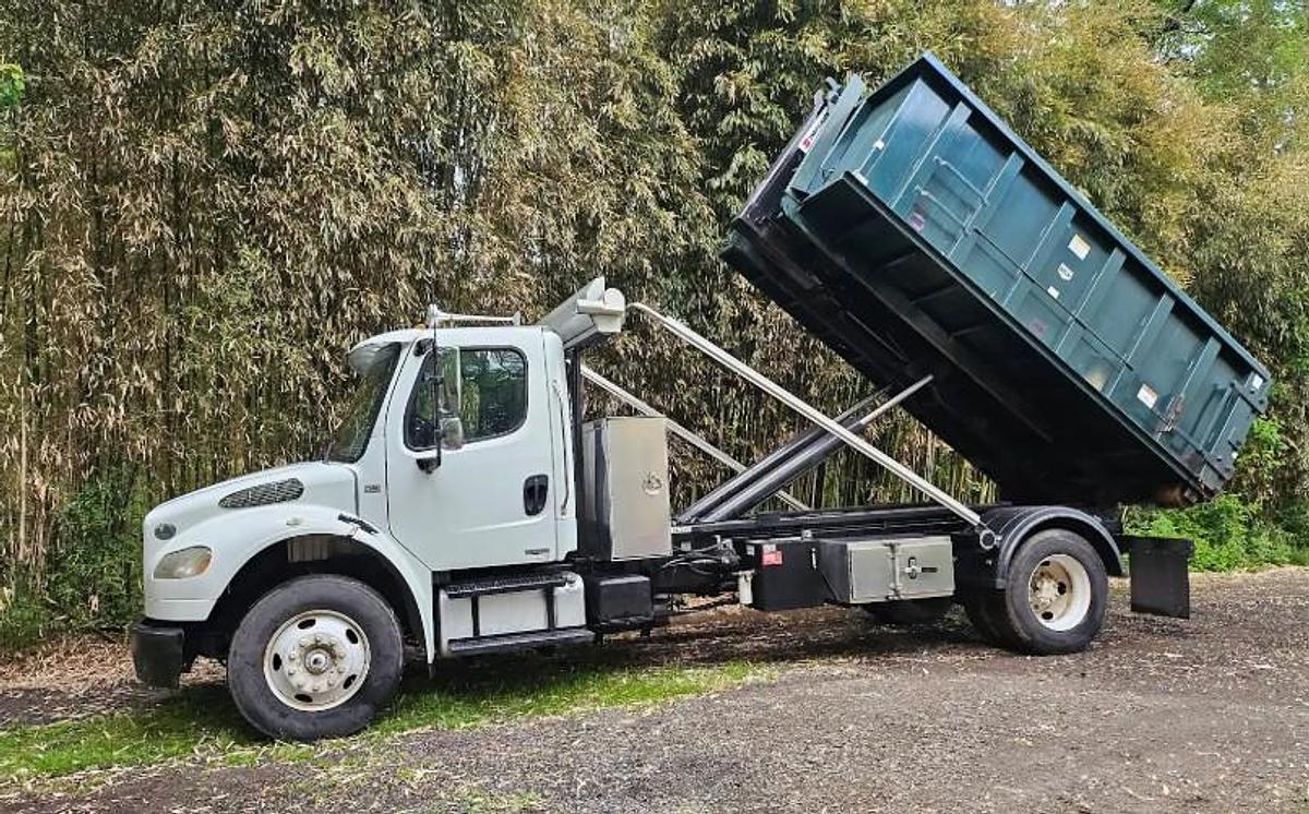 Used 2010 FREIGHTLINER BUSINESS CLASS M2 106 HOOKLIFT