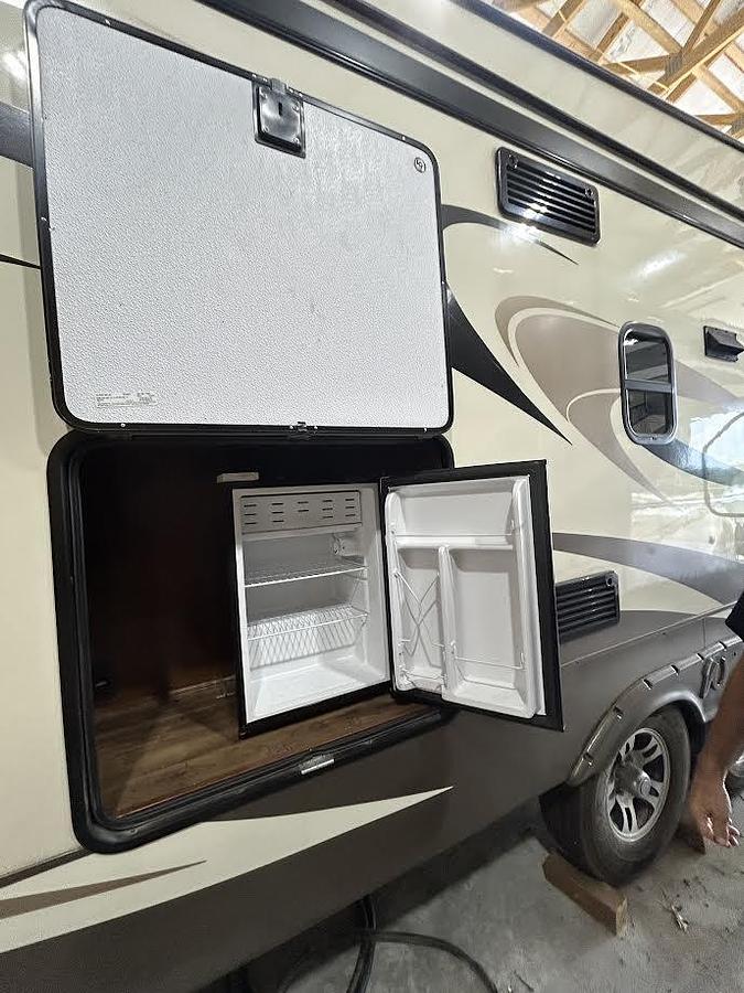 Used 2017 Forest River Wildcat 29RLX Fifth Wheel