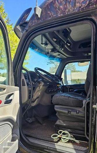 Used 2014 Peterbilt 579 Sleeper Truck