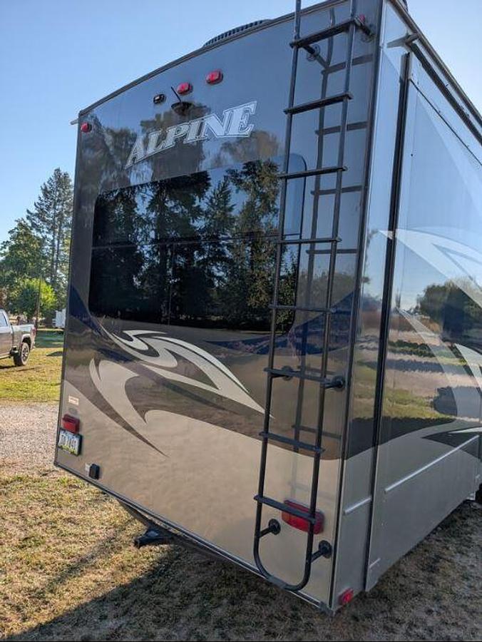 Used 2019 Keystone Alpine 3800FK