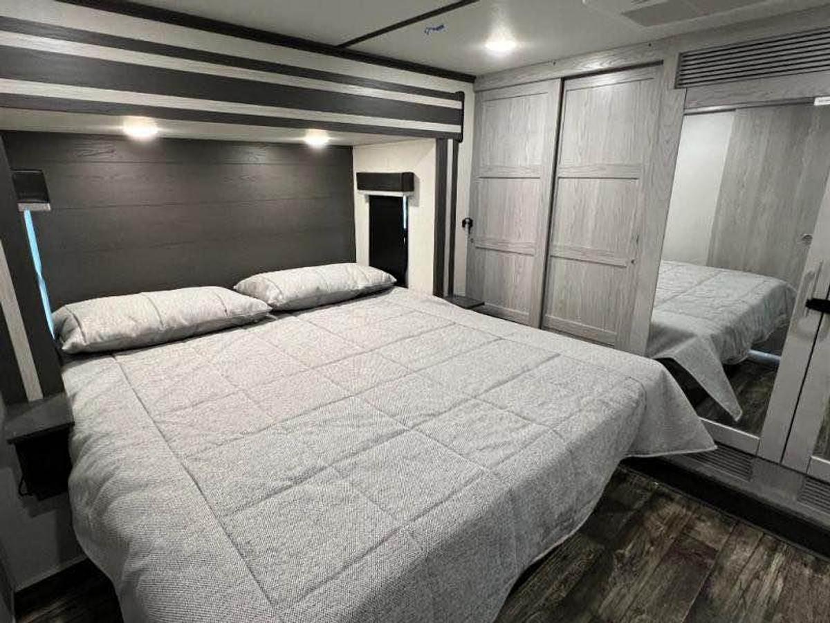 Used 2022 Keystone Fuzion 373