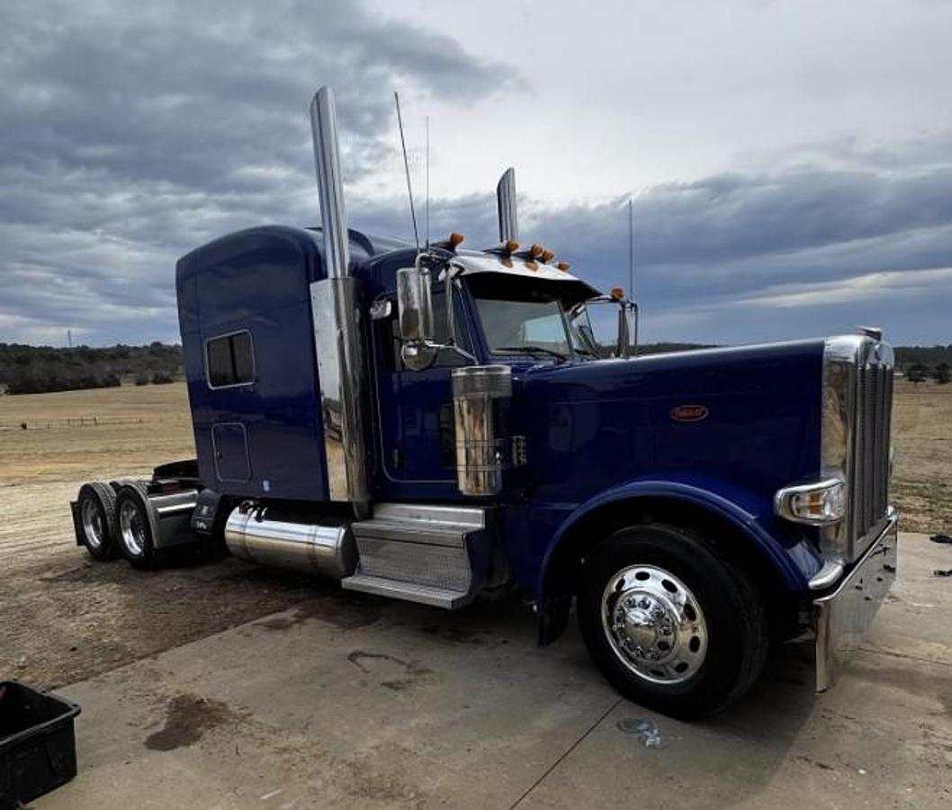 Used 2023 Peterbuilt 389 Sleeper Semi Truck