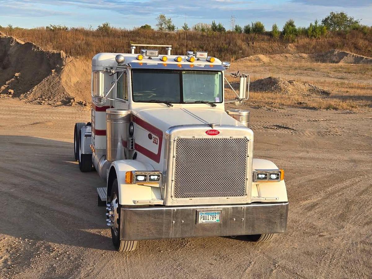 Used 2002 PETERBILT 379 Conventional Sleeper Semi