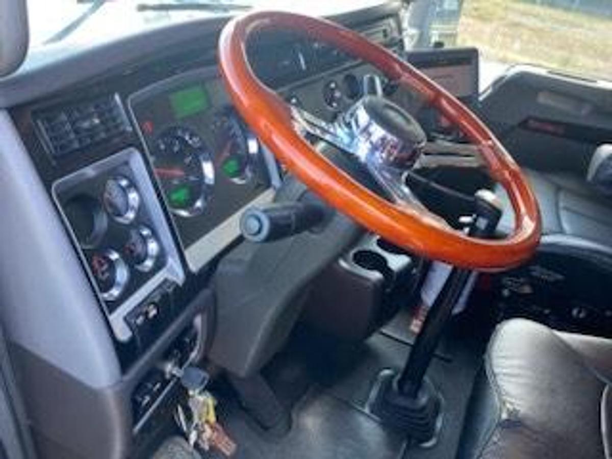 Used 2012 Kenworth T800 Sleeper Truck