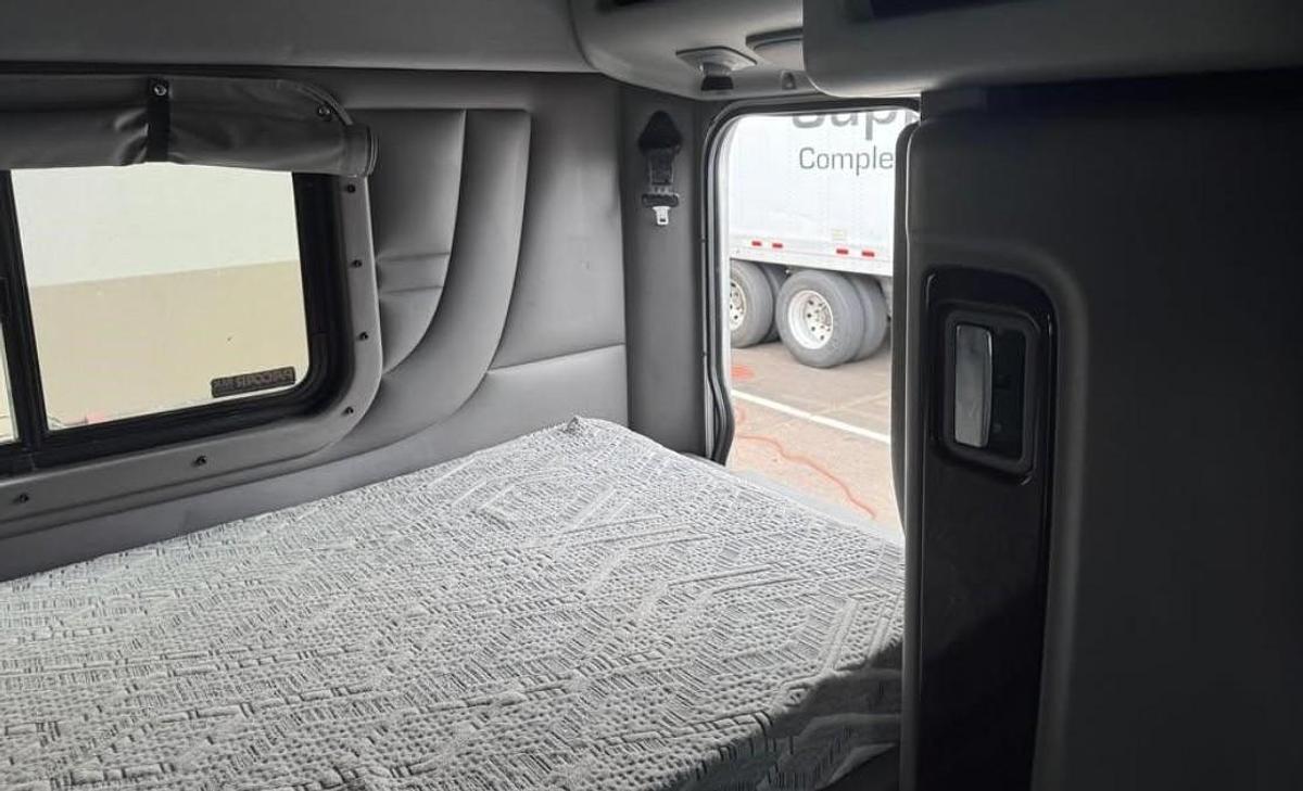 Used 2016 Peterbilt 389 Sleeper