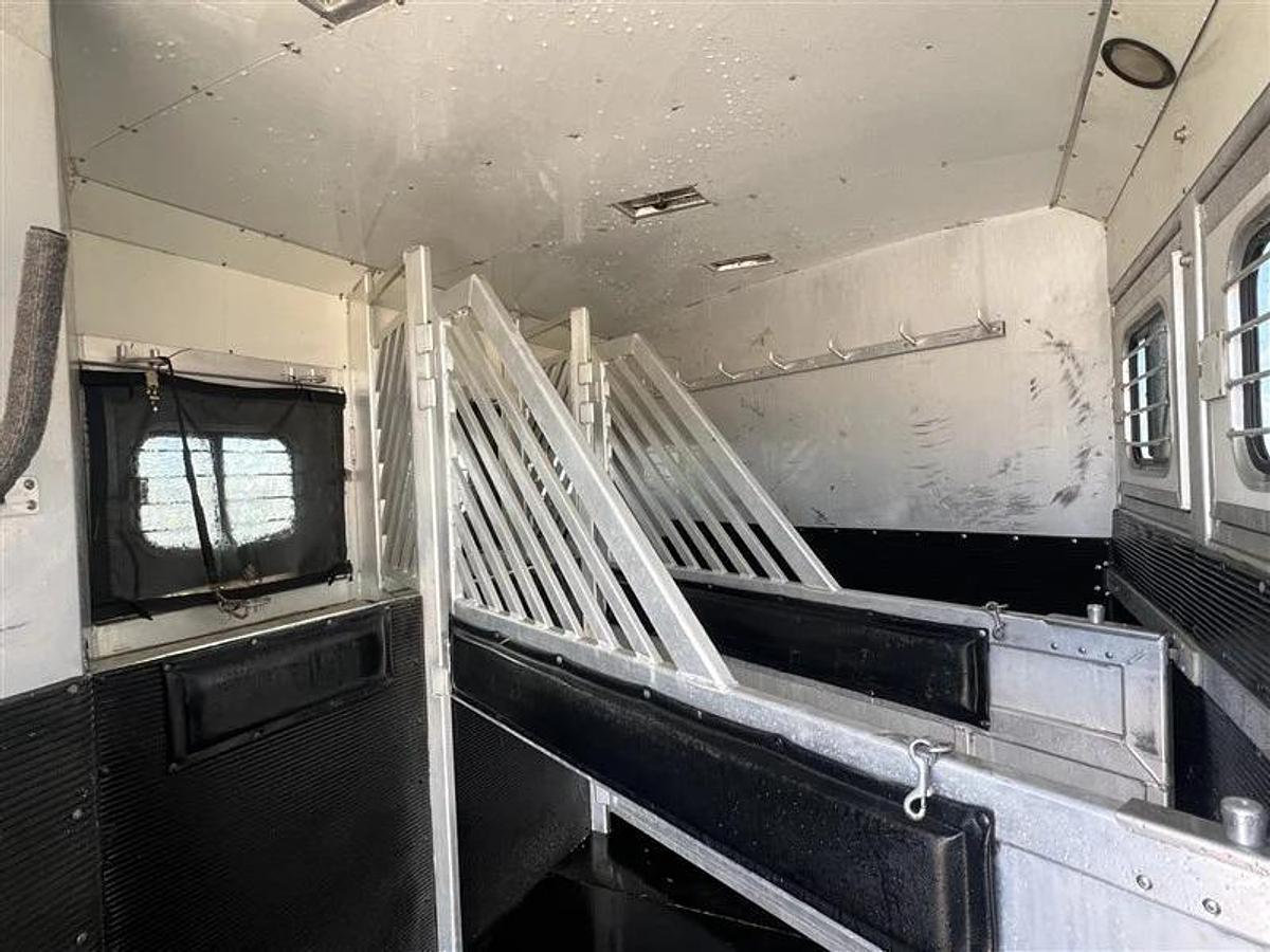 Used 2004 Bloomer 3 Horse