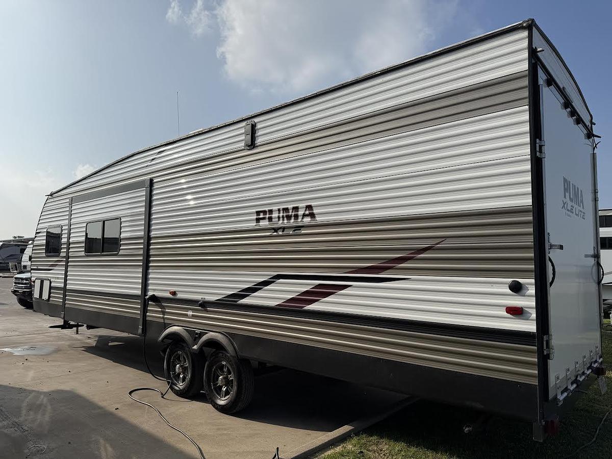 Used 2020 Palomino Puma Light XLE 29FQC Travel Trailer Toy Hauler