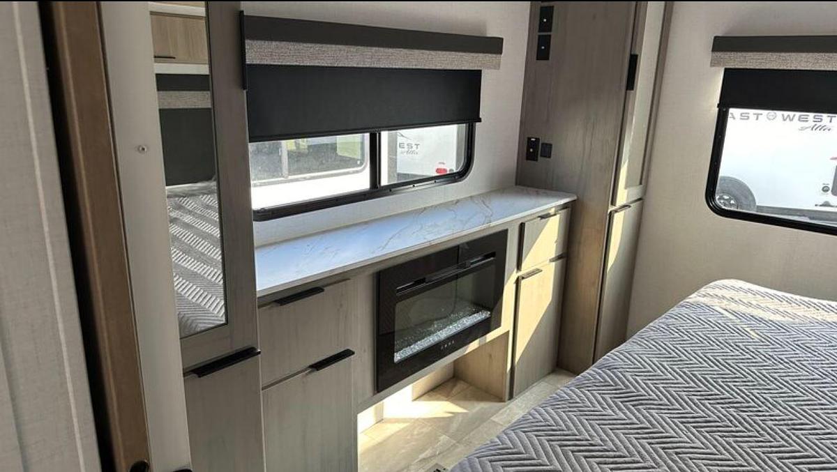 Used 2024 Dutchmen Kodiak Ultimate 2921FKDS