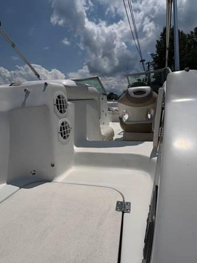 Used 2007 Caravelle 21' Deck Boat