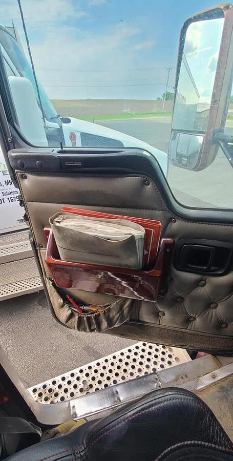 Used 2005 Kenworth T600 Sleeper Semi Truck