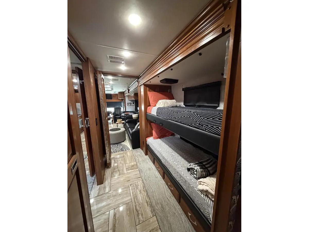 Used 2018 Fleetwood Discovery LXE 40G