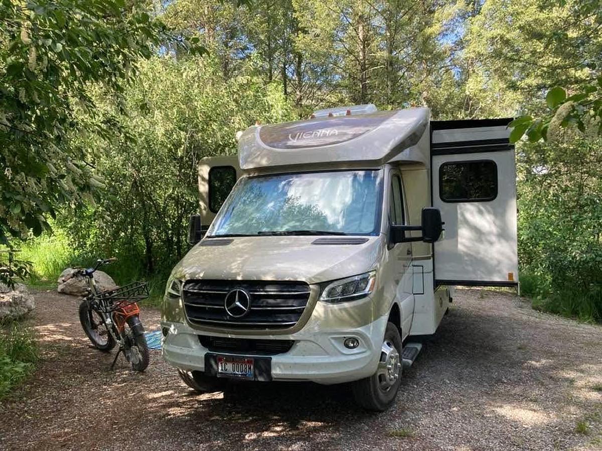 Used 2022 Renegade Vienna 25FWS
