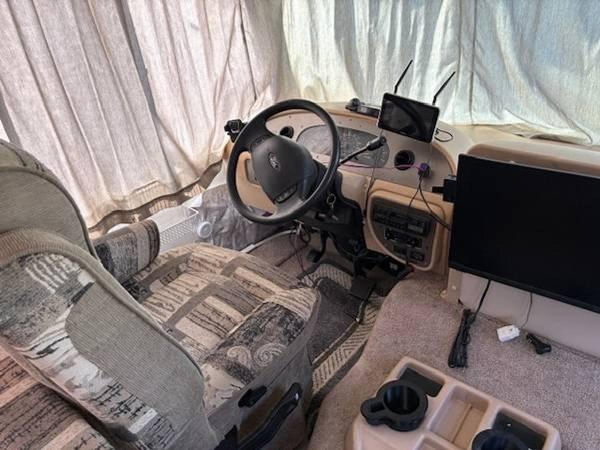 Used 2001 Four Winds Hurricane 