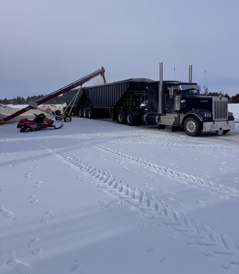 Used 2025 Kenworth W900 Sleeper Semi Truck 565 HP Cummins