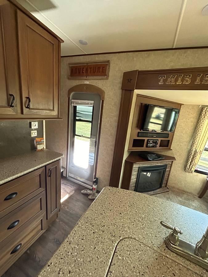 Used 2015 Open Range Light 318RLS