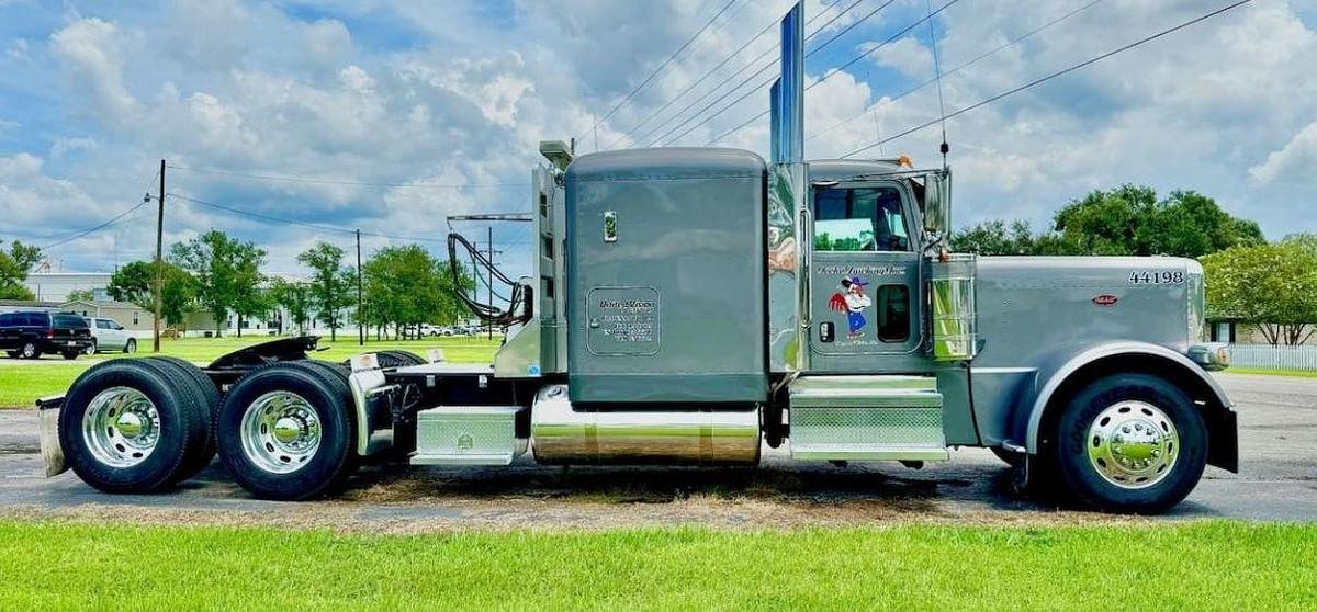 Used 2020 PETERBILT 389 Sleeper Semi Truck