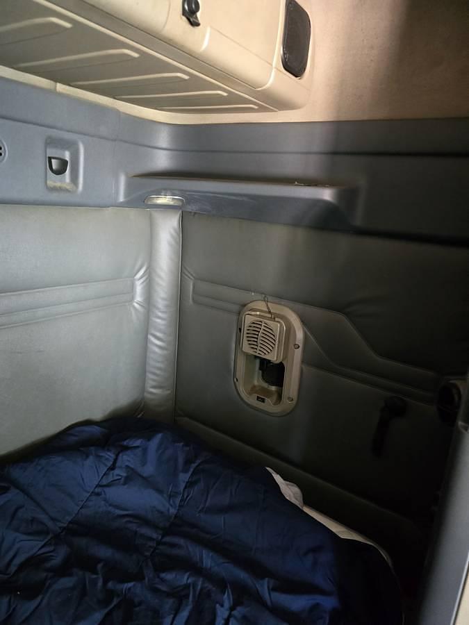 Used 2015 Freightliner Cascadia Conventional Sleeper Semi