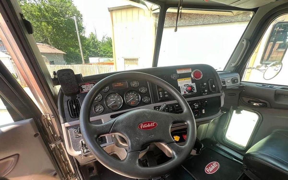 Used 2019 PETERBILT 367 Roll-Off Tow Truck