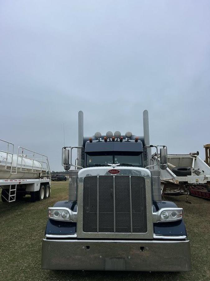 Used 2021 Peterbilt 389 Conventional Sleeper Semi