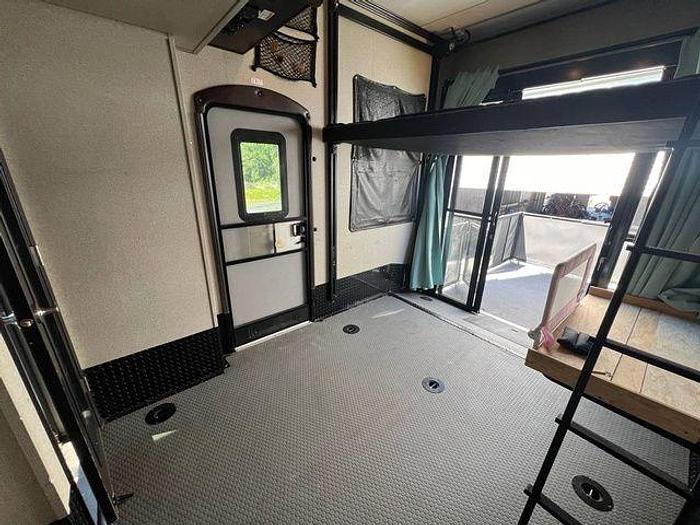 Used 2018 Keystone Raptor 428SP