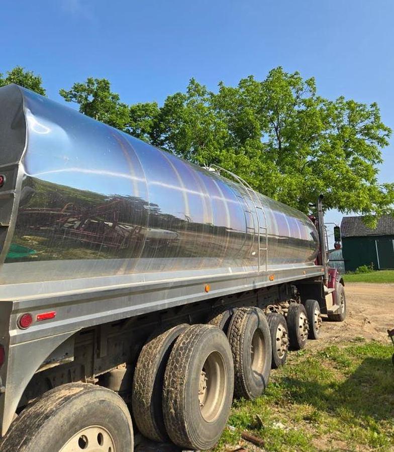 Used 2018 FREIGHTLINER 122SD Milk Tank Truck