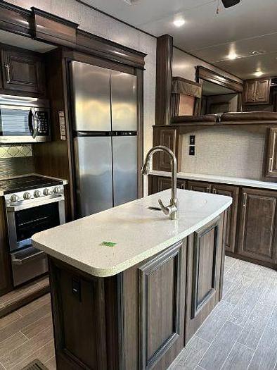 Used 2019 Keystone Avalanche 382FL