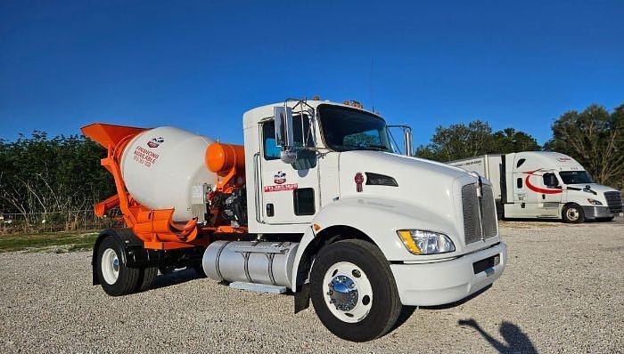 Used 2018 KENWORTH T300 Concrete Mixer Truck