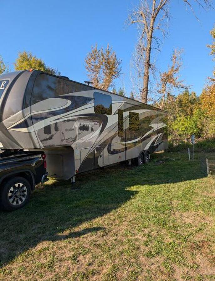 Used 2019 Keystone Alpine 3800FK