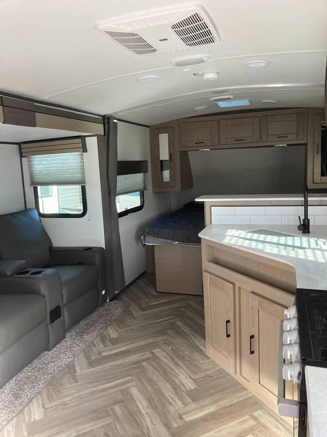 Used 2021 Cruiser RV Shadow Cruiser 225RBS Travel Trailer • 26 Ft • Queen Bed • Rear Bath
