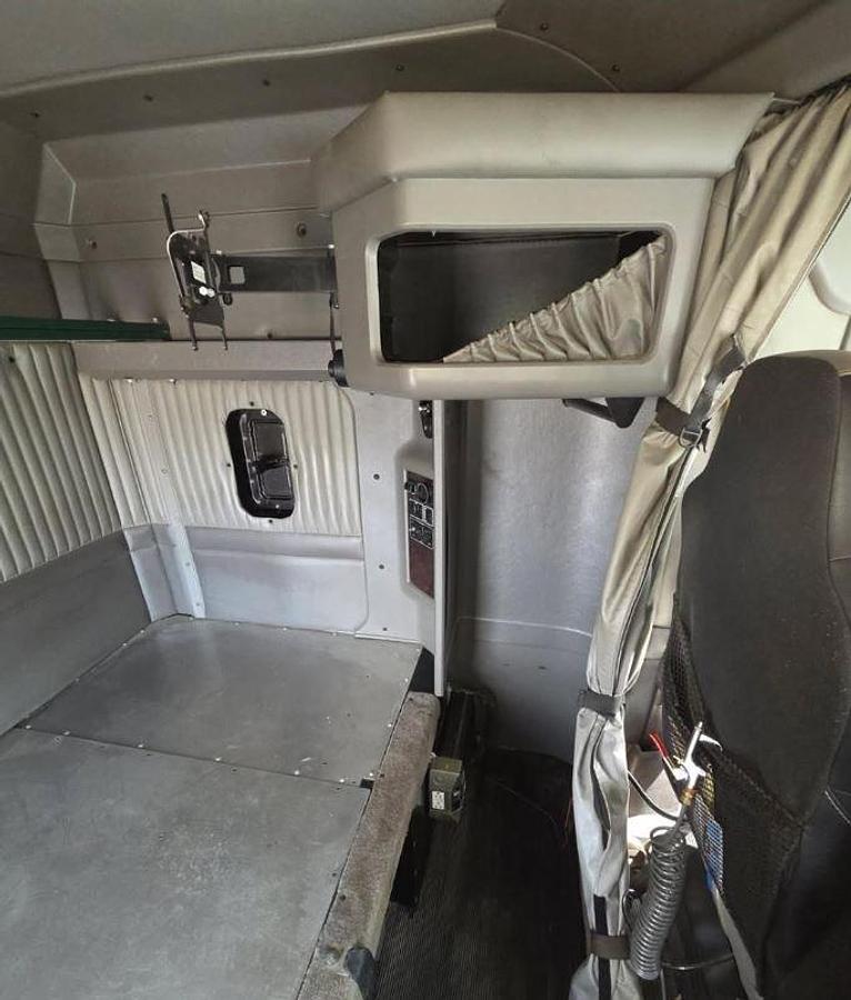 Used 2016 KENWORTH T660 Conventional Sleeper Semi