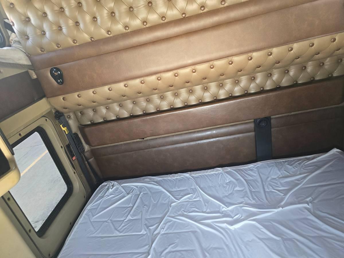 Used 2000 Kenworth W900 with 2015 53ft Utility Reefer Trailer