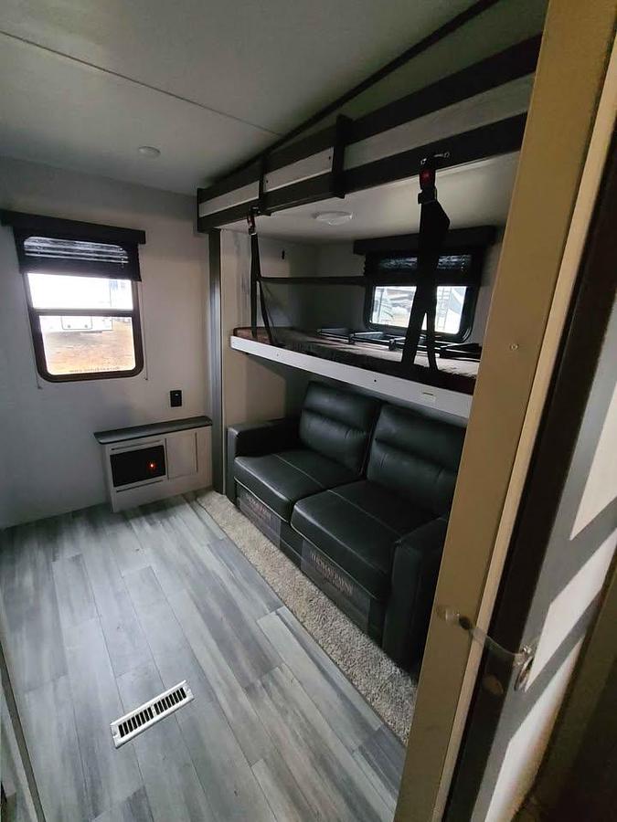Used 2021 Keystone Sprinter Limited 3620FWLBH Fifth Wheel – Bunkhouse – Washer & Dryer – Custom Skirting – Full-Time Ready