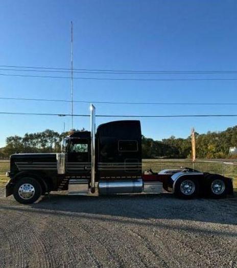 Used 2015 Peterbilt 389 Glider Kit