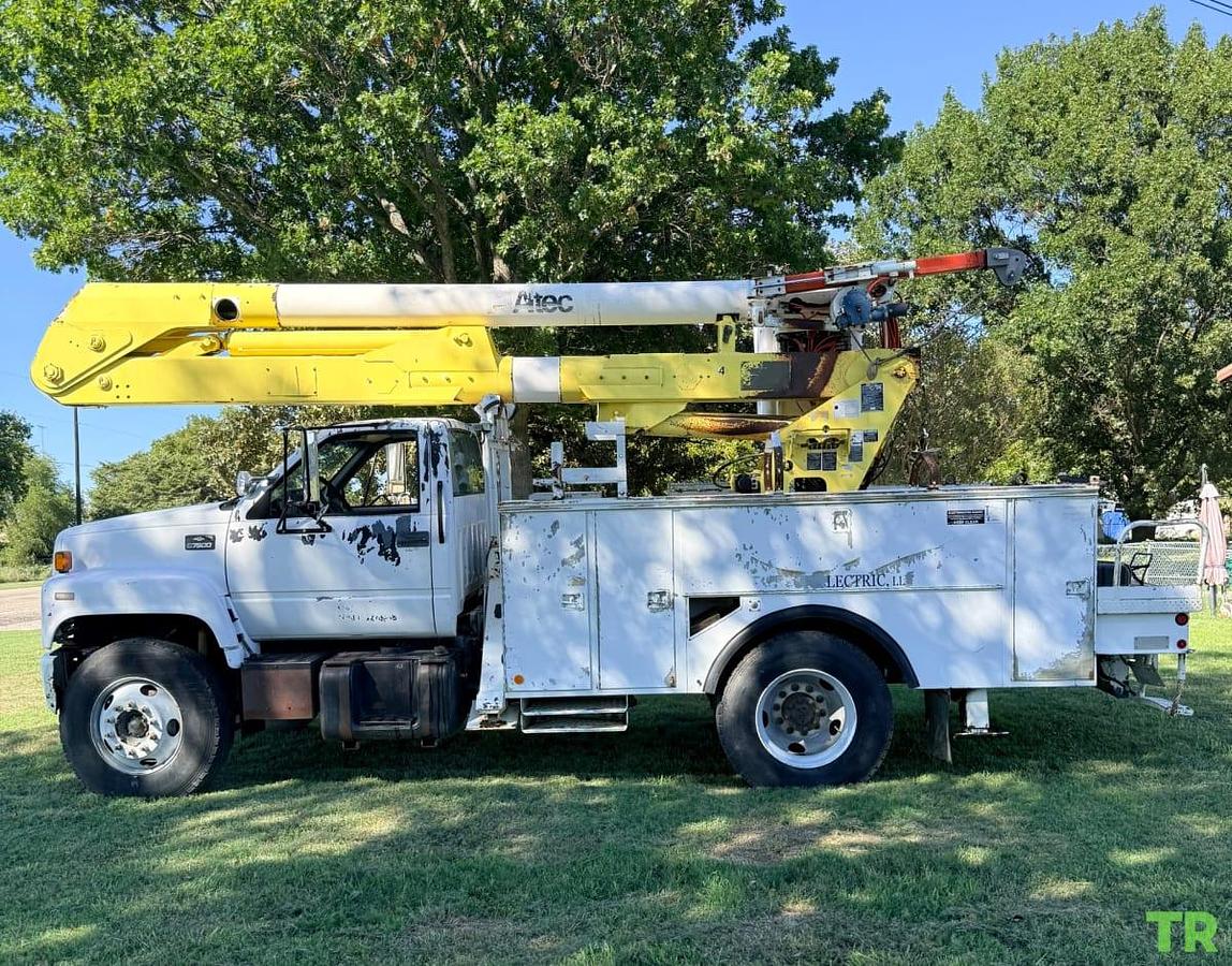 Used 2000 Chevrolet 7500 Bucket Truck