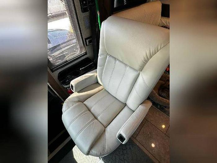 Used 2019 Newmar Ventana 4369