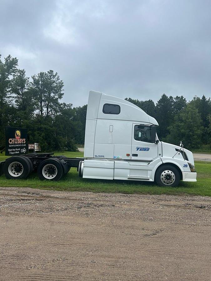 Used 2007 VOLVO VNL 670 Conventional Sleeper Semi