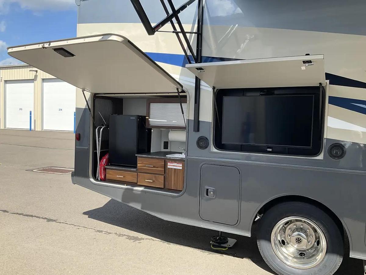 Used 2020 Winnebago Vista 29V