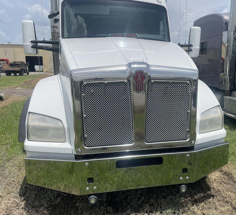 Used 2015 Kenworth T880 Sleeper Semi Truck