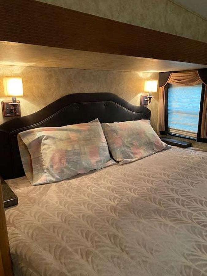 Used 2012 Keystone Montana Hickory Edition 33582RL Fifth Wheel