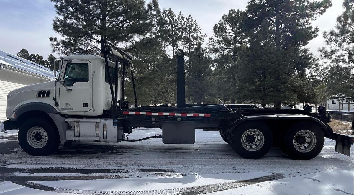 Used 2015 Mack GU813