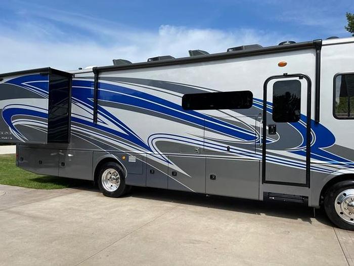 Used 2022 Holiday Rambler Vacationer 33C