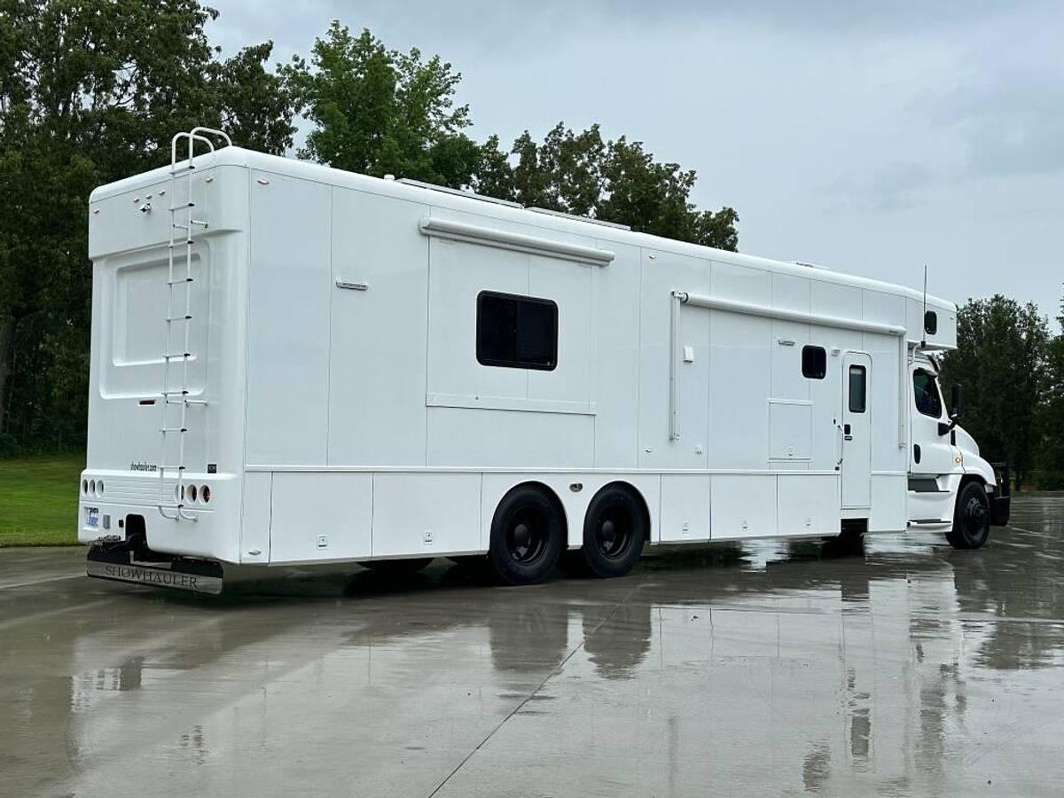 Used 2014 Show Hauler 36KTSSL Super C Motorhome