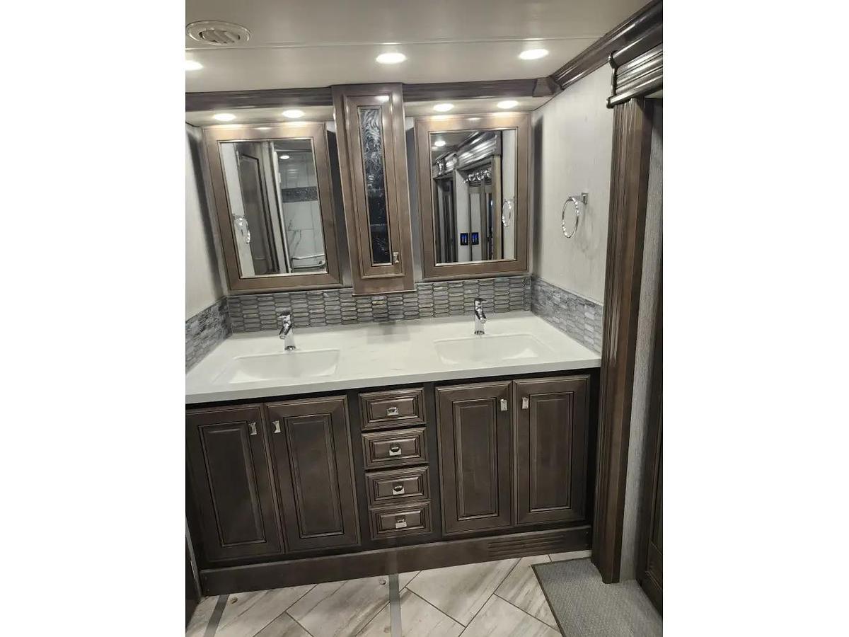 Used 2022 Fleetwood Discovery Lxe 44s