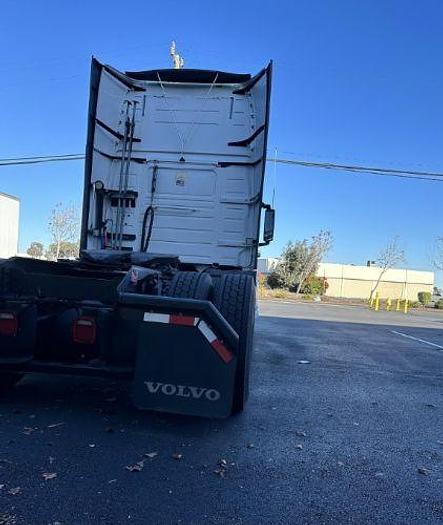 Used 2015 Volvo VNL64T670