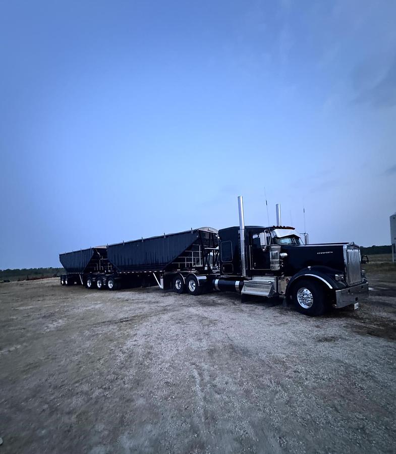 Used 2025 Kenworth W900 Sleeper Semi Truck 565 HP Cummins