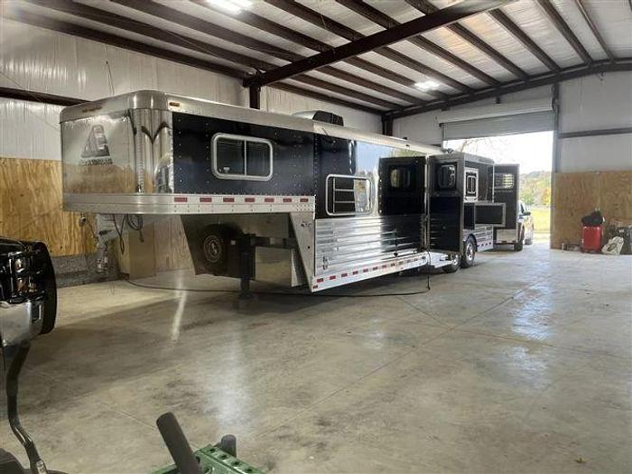 Used 2014 Elite 3 Horse Slant Load