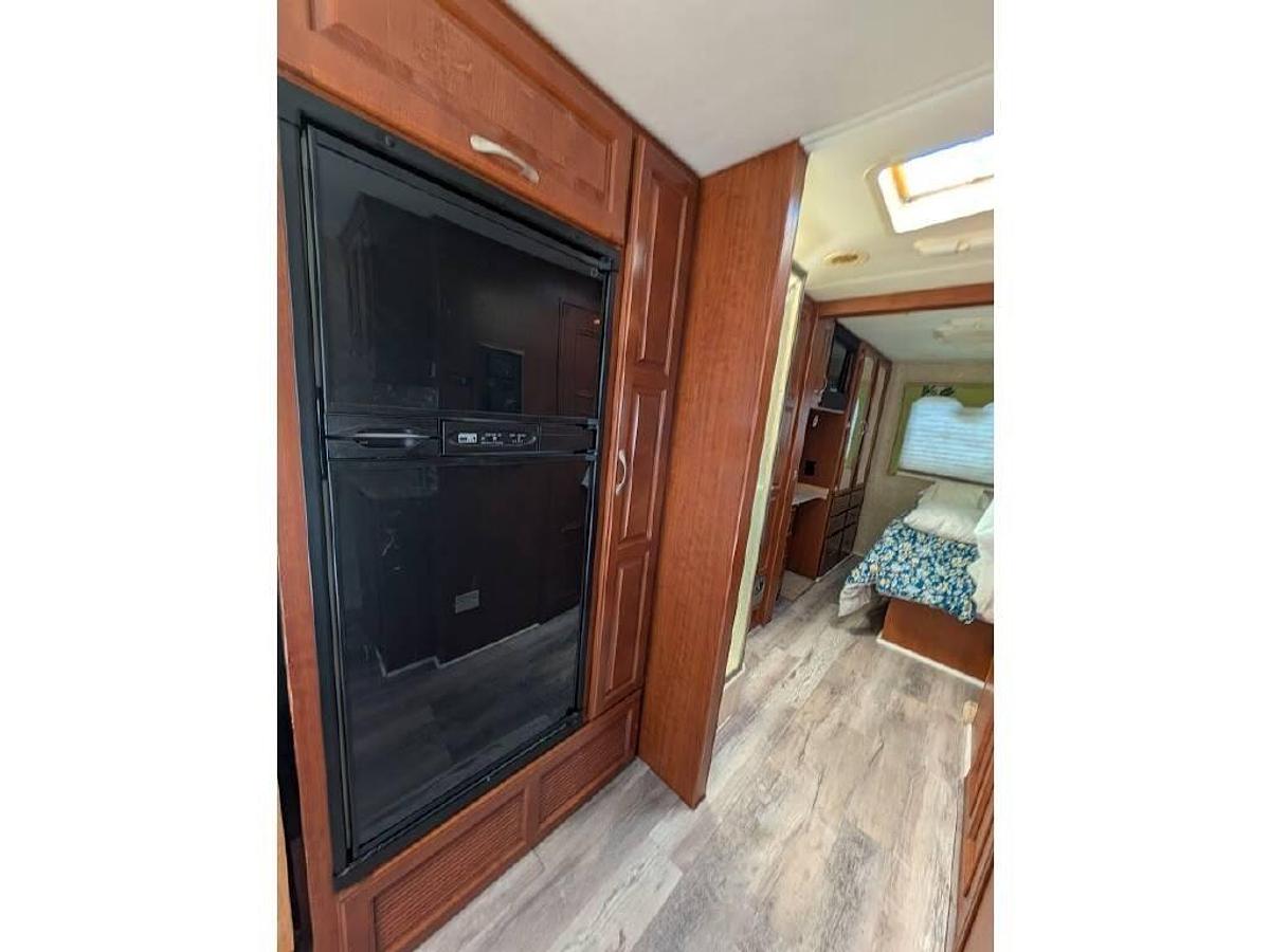 Used 2006 Fourwinds Hurricane 33H