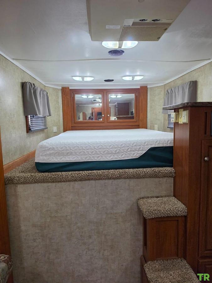 Used 2008 Bison Stratus Express 380ME 3 Horse