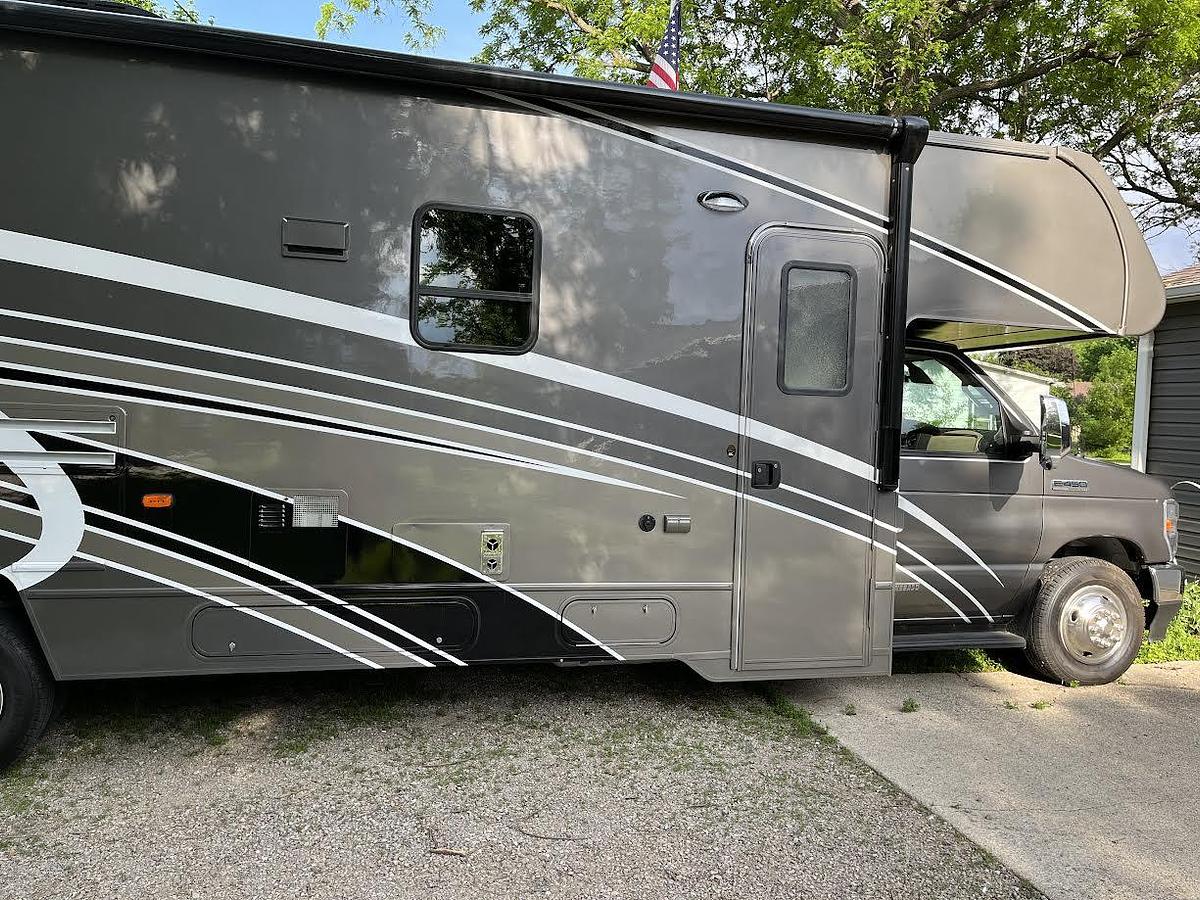 Used 2022 Winnebago Minnie Winnie E-Series 32-1 Class C Motorhome