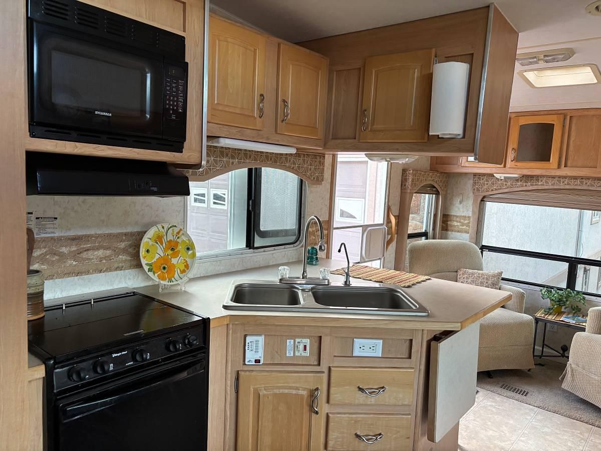 Used 2008 Thor Motor Coach Jazz Fifth Wheel